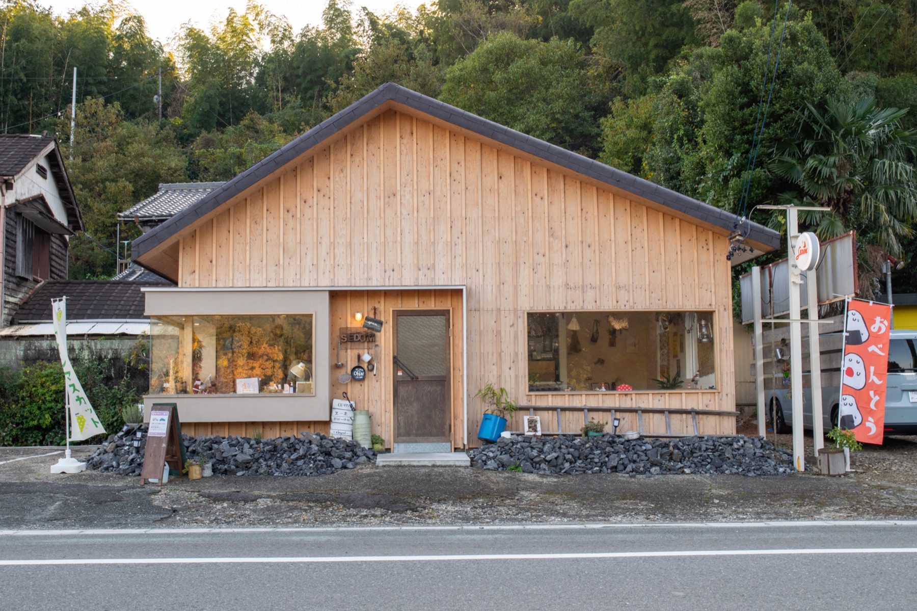 SEDUM 店舗外観 — 山あいに建つ木のカフェ