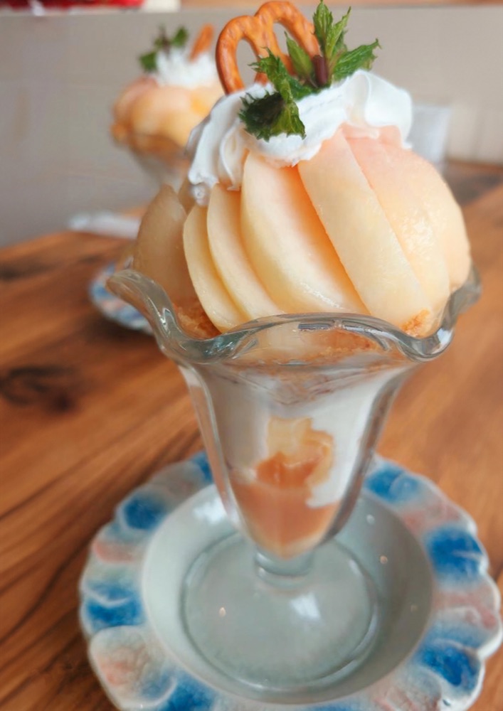 桃のパフェ — 桃をまるごと1個使用